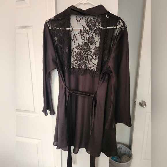 Lace and satin robe - medium - Picture 2 of 4